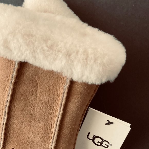 UGG Women's Classic Suede Shearling Lined Perforated Gloves NWT Size Medium - Picture 5 of 6